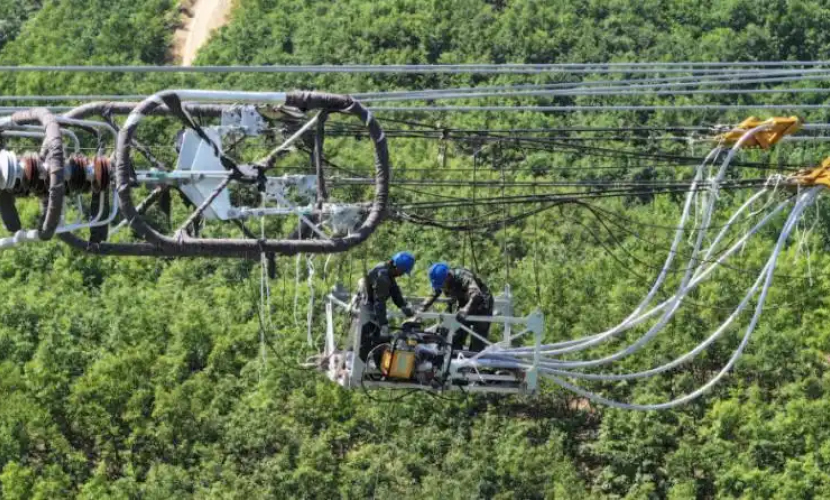 国内首次实施“特高压跨特高压”密集交叉施工